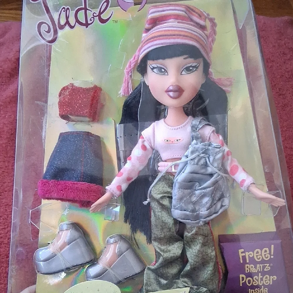 Jade Doll with Fashion Accessories - Picture 5 of 8